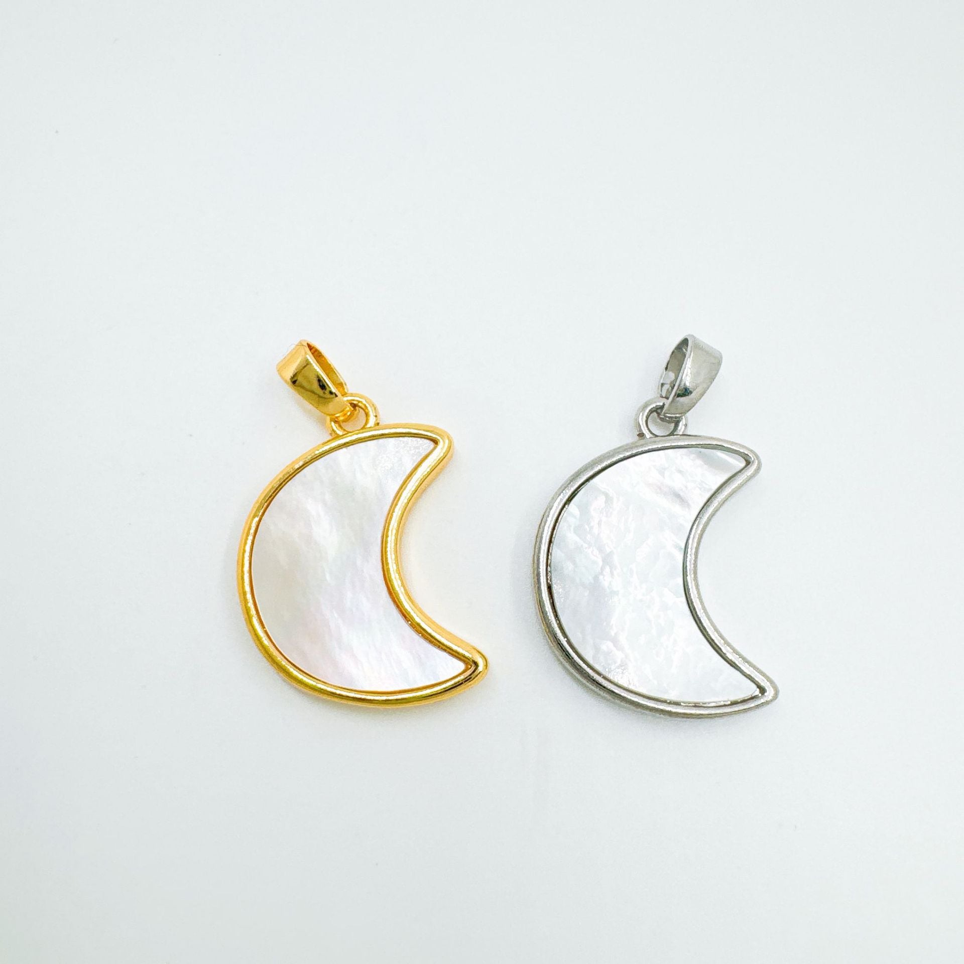 Wholesale Gold Plated Copper Moon Pendant Necklace Natural Shell Charm Boutique Resale Jewelry Accessory