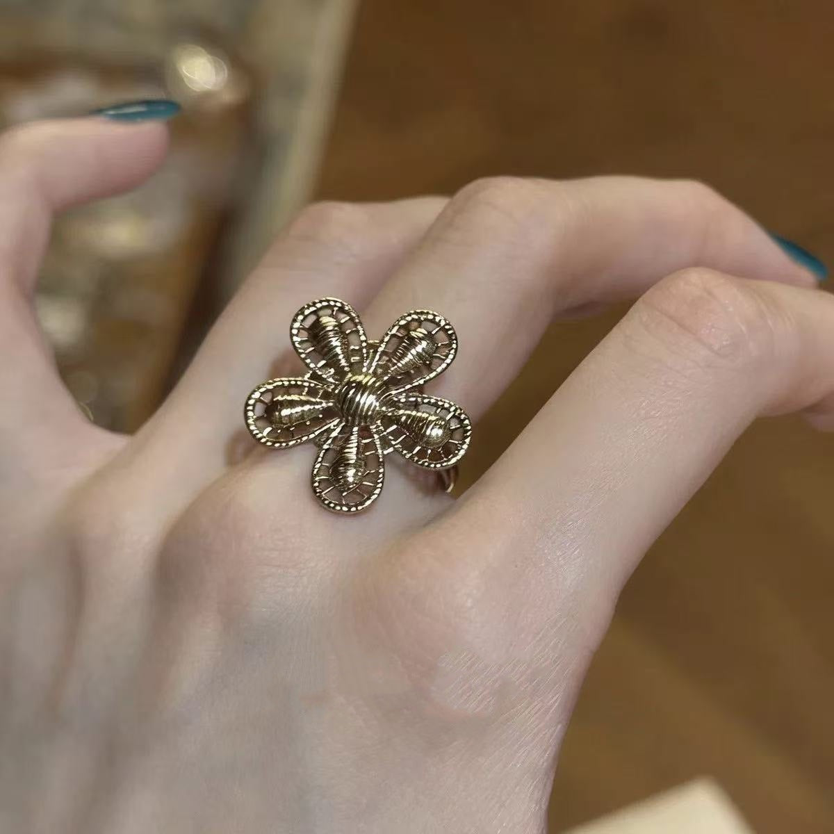 Wholesale Vintage Coffee Gold Hollow Open Ring Zinc Alloy Pearl Flower Design Jewelry Accessory