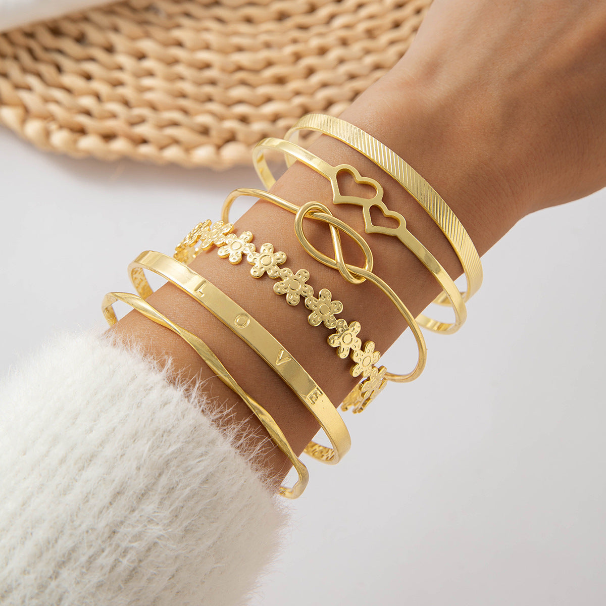 Wholesale retro fashion glossy geometric open bracelet suit