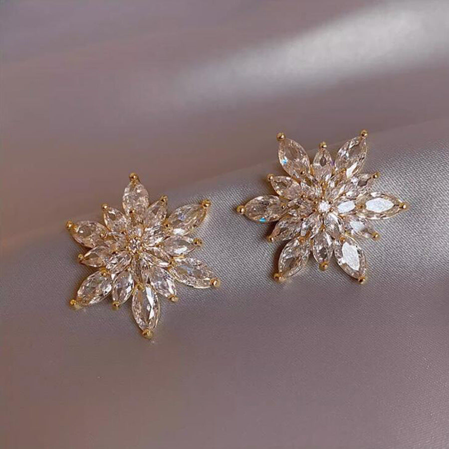 Wholesale  Luxury Flash Diamond Zircon Snowflake Earrings