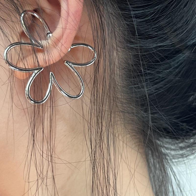 Wholesale Floral Design Flower Ear Clip Fashion Accessory for Women Boutique Resale Gift
