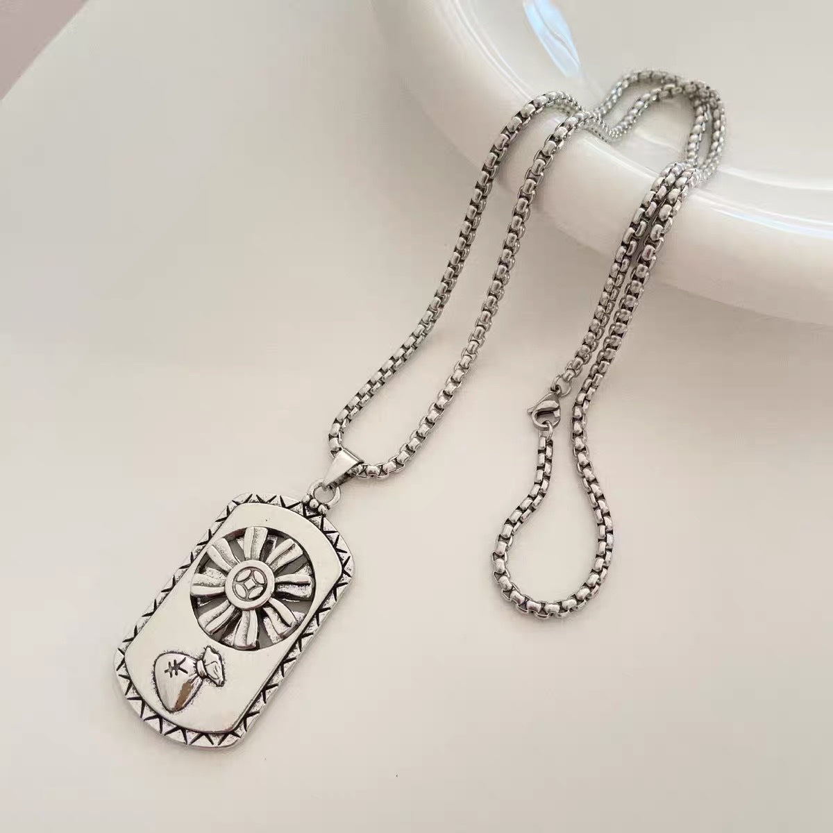 Wholesale Rotating Sunflower Pendant Necklace Street Style Zinc Alloy Fashion Accessory for Gift and Resale