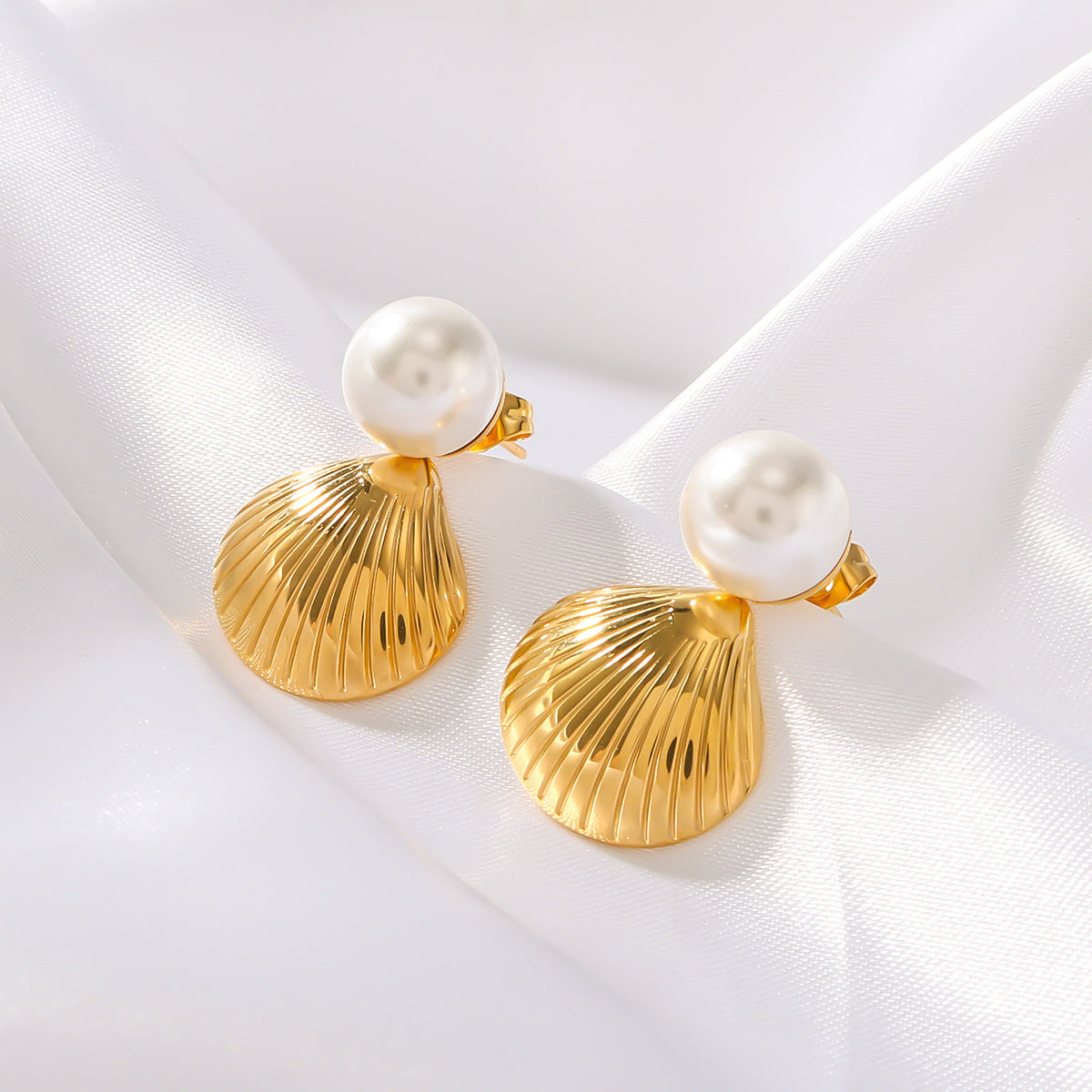 Großhandel Pearl Shell Edelstahl mit 18 Karat Gold Ohrringen plattiert