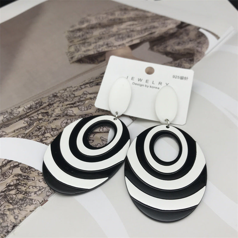 Wholesale Vacation Beach Black and White Contrast Oval Long Earrings Acrylic Earrings ACC-ES-FX010