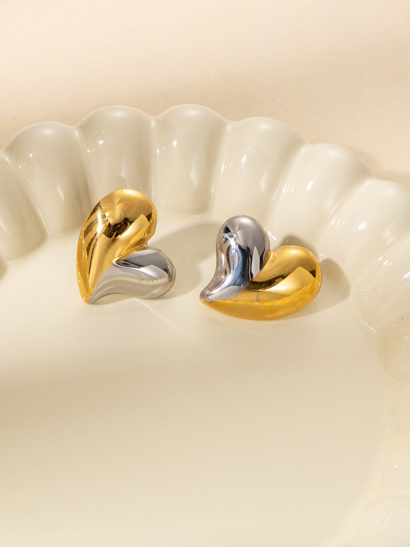 Wholesale titanium steel light luxury three-dimensional love necklace