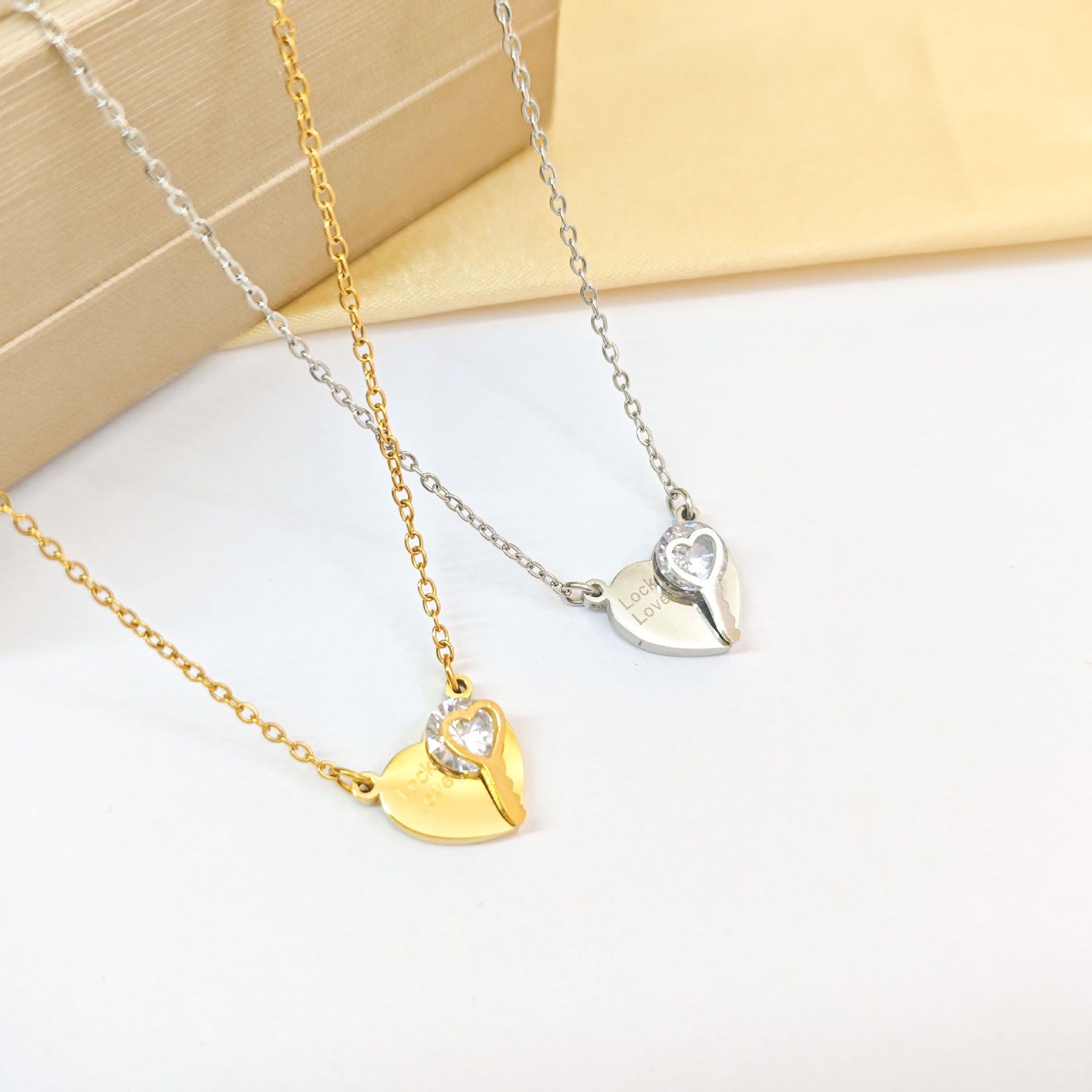 Wholesale Gold-Plated Titanium Steel Heart Rhinestone Clavicle Chain - Fashion Jewelry Accessory for Gift