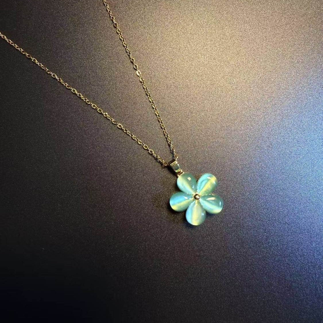 Wholesale Vintage Flower Glow Non-Rotatable Necklace,  Trendy Fashion Accessory for Everyday Wear