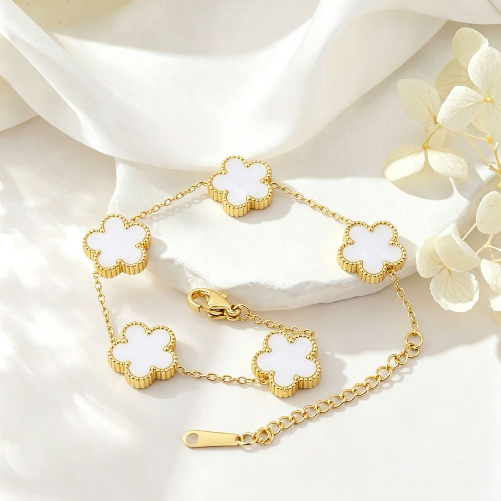 Wholesale 18K Plated Stainless Steel Five-Leaf Flower Bracelet with Mother-of-Pearl,  Fashionable Everyday Jewelry Accessory