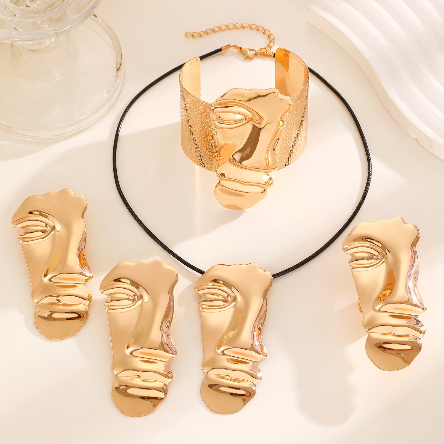 Collana all'ingrosso di corda in pelle con senso della geometria del viso esagerata retrò