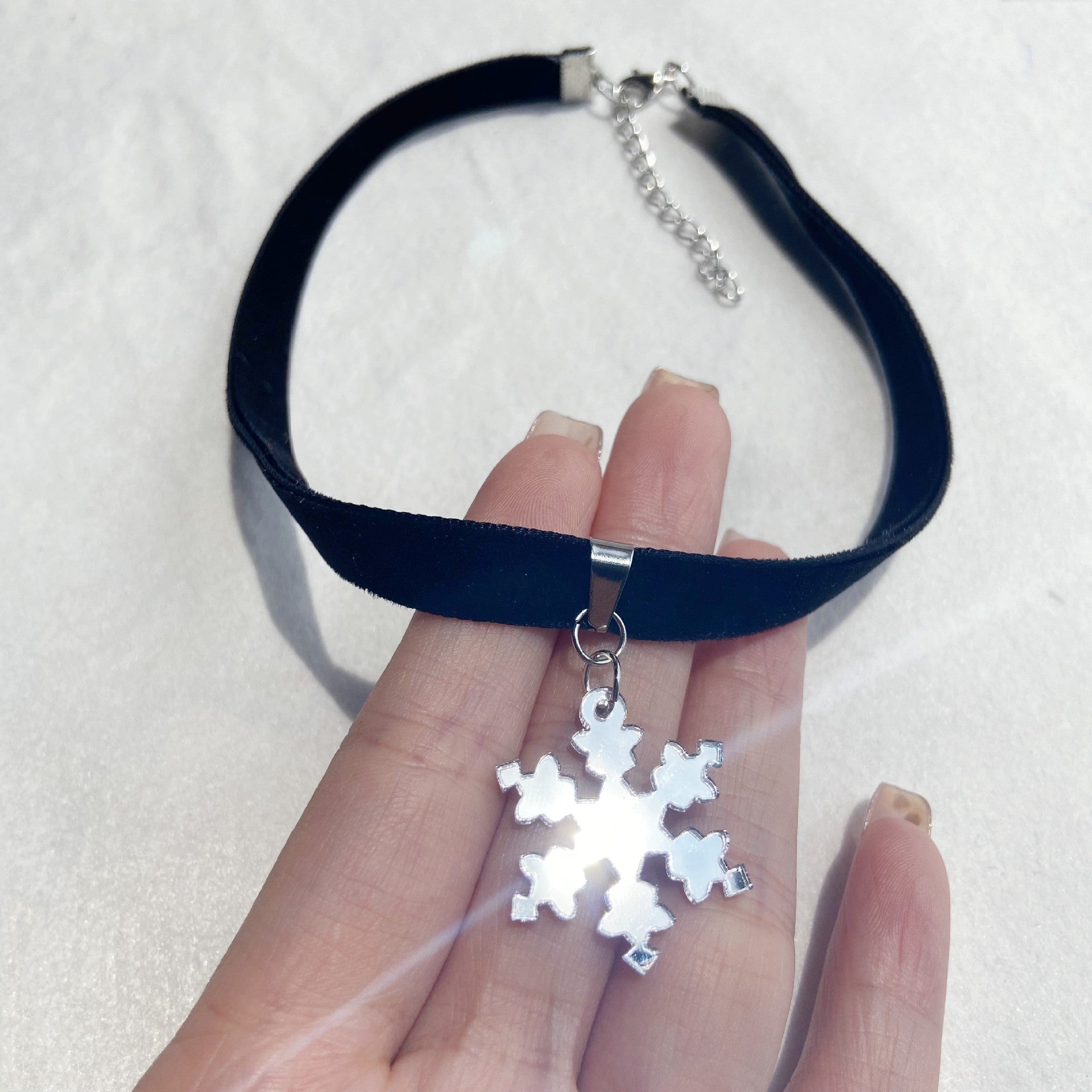 Wholesale Stylish Acrylic Choker Necklaces With Star Snowflake Heart Charms Fashion Jewelry Accessory For Party And Everyday Wear