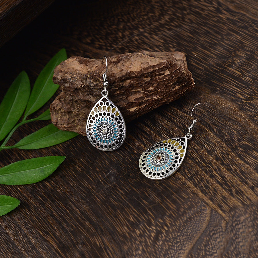 Wholesale Zinc Alloy Electroplated Retro Bohemian Carved Hollow Earrings and Necklace Set for Boutique Resale