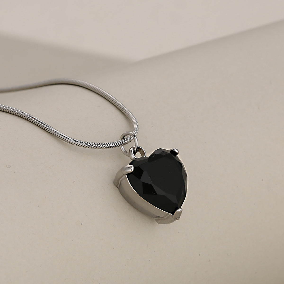 Wholesale  Stainless steel color heart-shaped inlaid crystal zirconium snake bone chain necklace