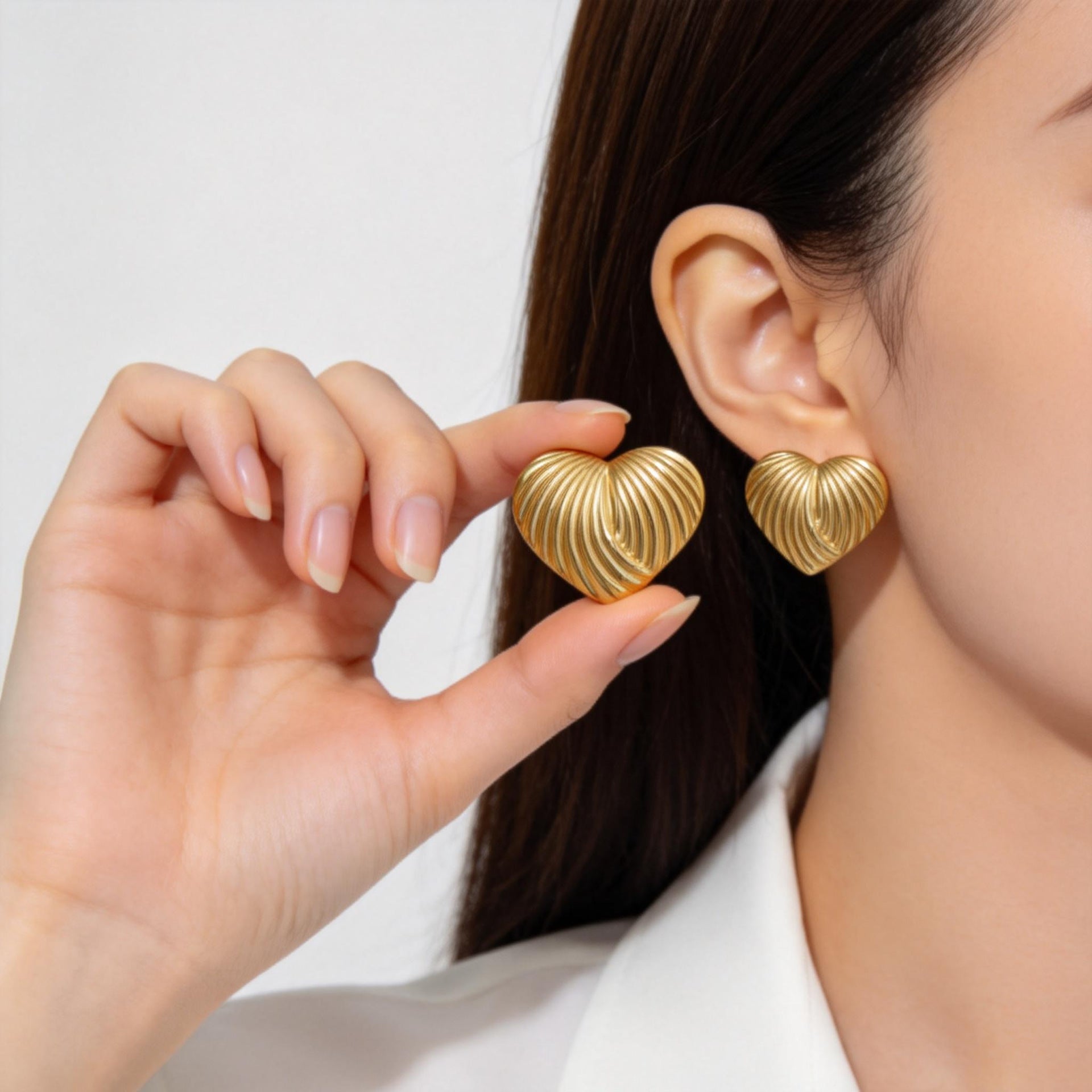Wholesale Modern Heart Shape Stainless Steel Earrings Trendy Golden Electroplated Earrings for Women Party Wear Jewelry Accessory