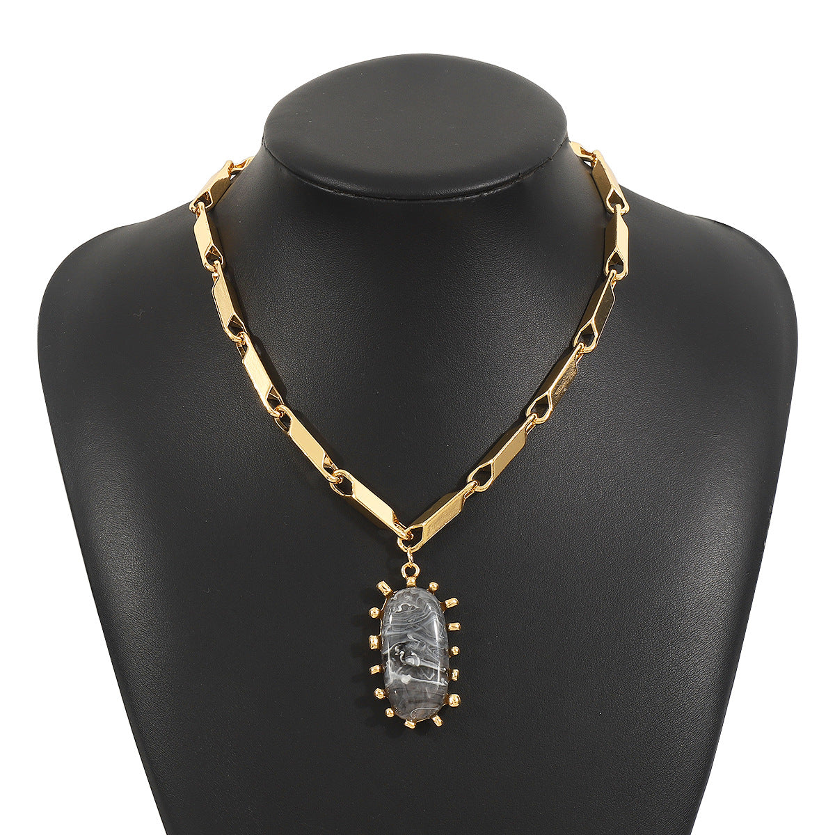 Wholesale design feeling  resin pendant necklace  retro chain ing clavicle necklace