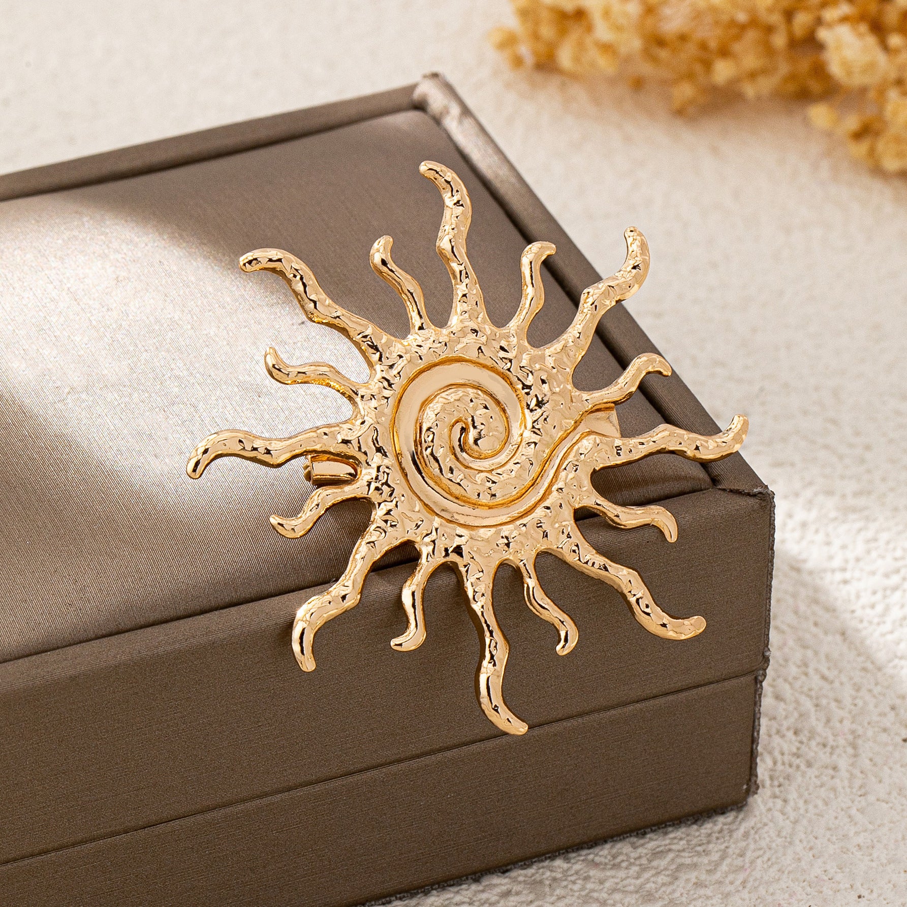 Wholesale Women S Gold Sun Brooch Stylish Metal Jewelry Accessory For Daily Wear Party Gift And Boutique Resale