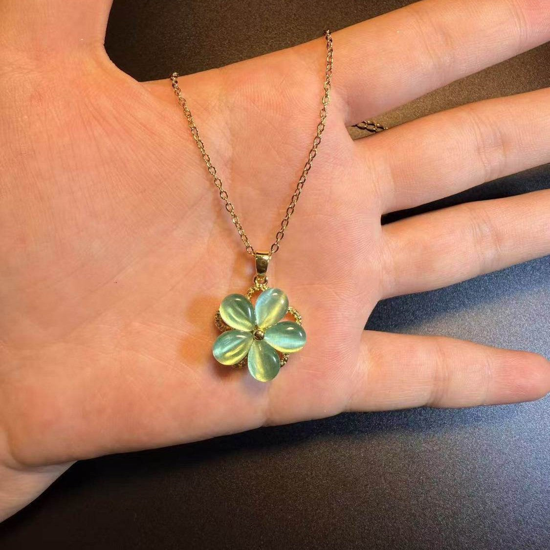Wholesale Vintage Flower Glow Non-Rotatable Necklace,  Trendy Fashion Accessory for Everyday Wear