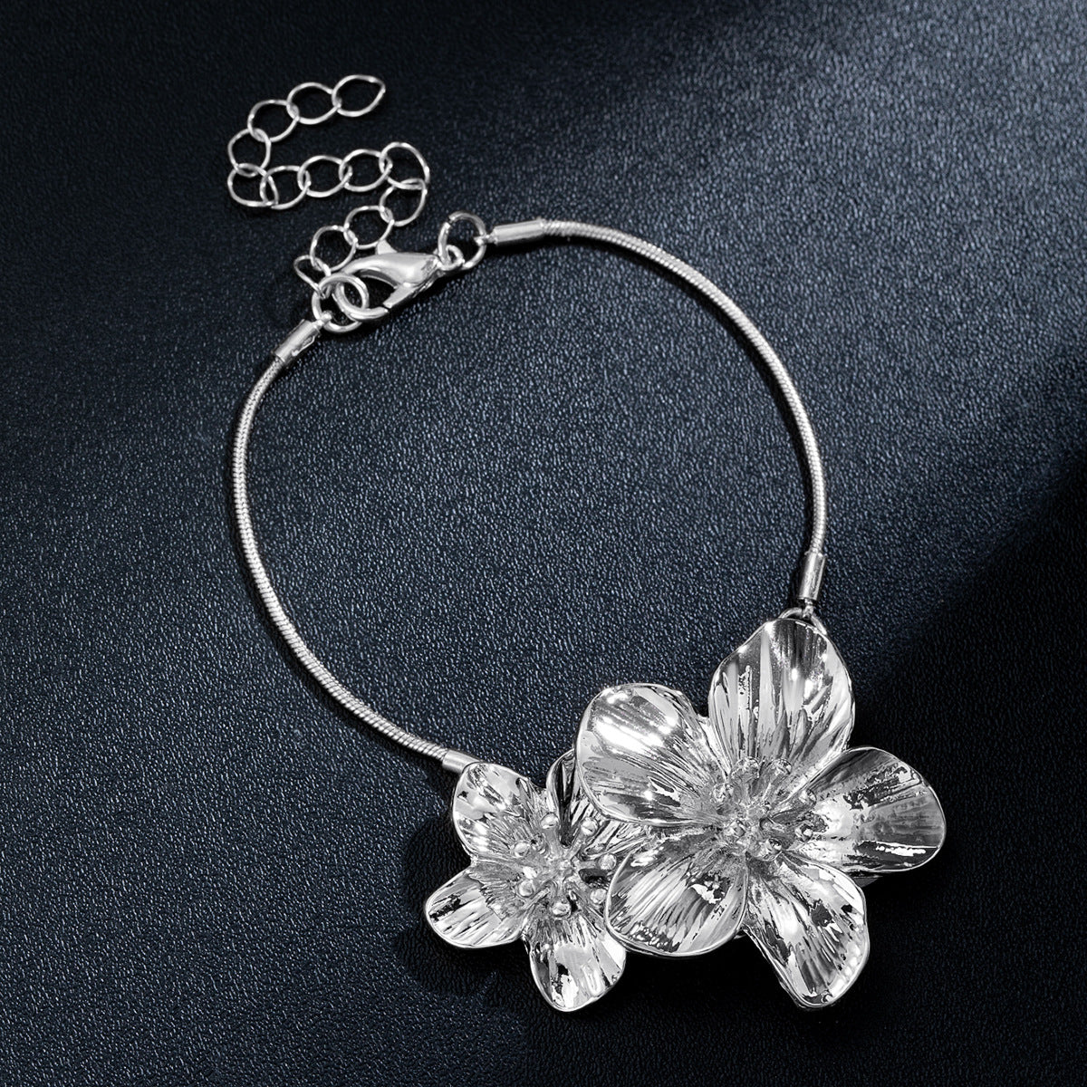 Wholesale Light luxury high-end niche jewelry alloy three-dimensional flower adjustable bracelet