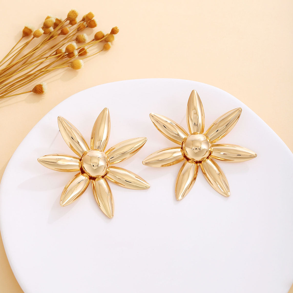 Wholesale Retro Flower Pearl Hollow Love Light Luxury Earrings