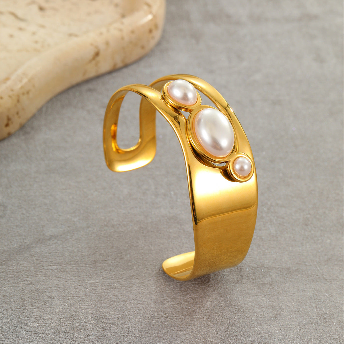 Wholesale Cut Out Stainless Steel Bracelet Inlaid with Pearl Open Bracelet