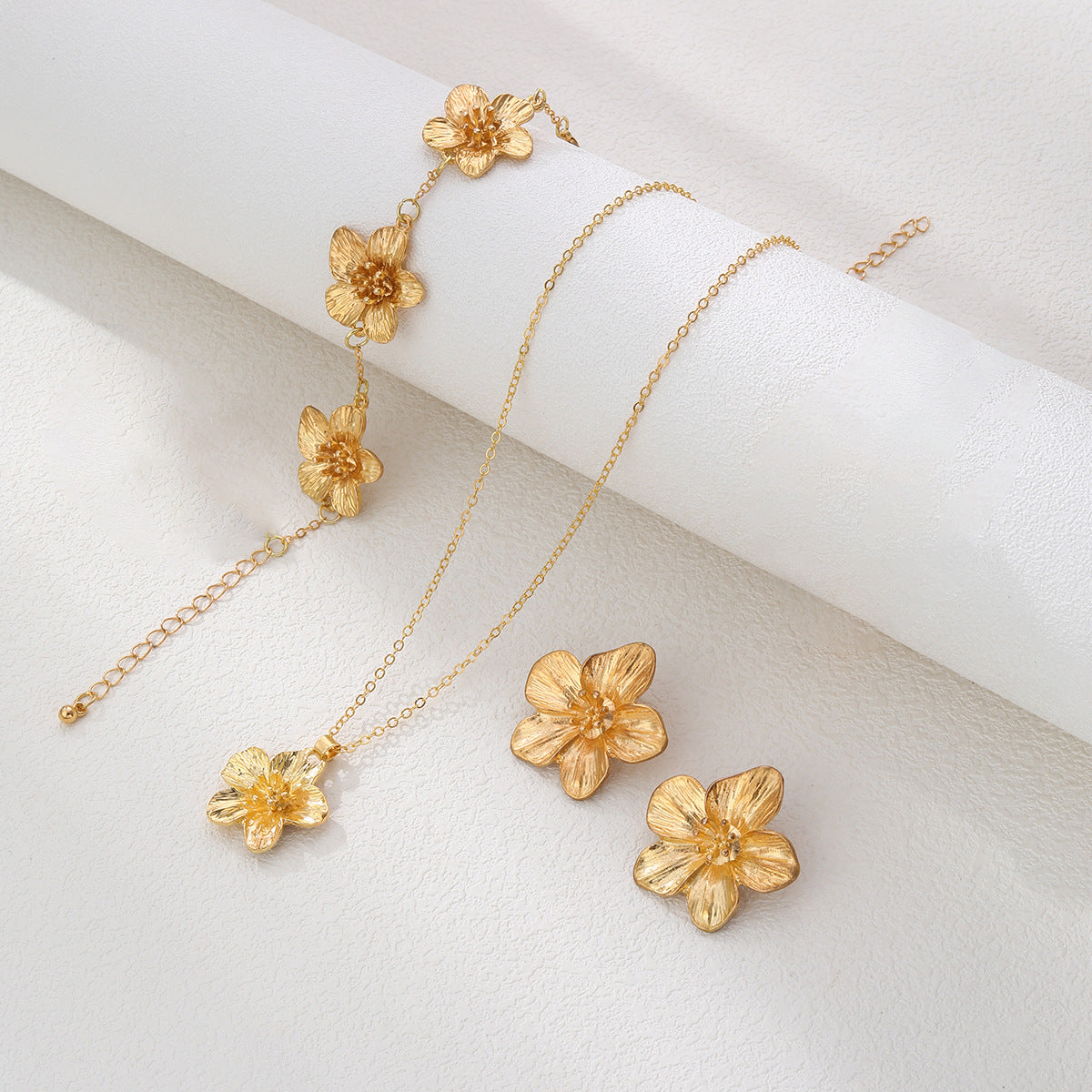 Wholesale Vintage Gold Flower Jewelry Set With Necklace Bracelet Ring Earrings Alloy Electroplated Party Wear Accessory