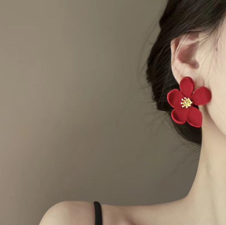Wholesale Trendy Gold-Plated Alloy Flower Earrings Vintage French Design for Party Wear and Everyday Jewelry Accessory