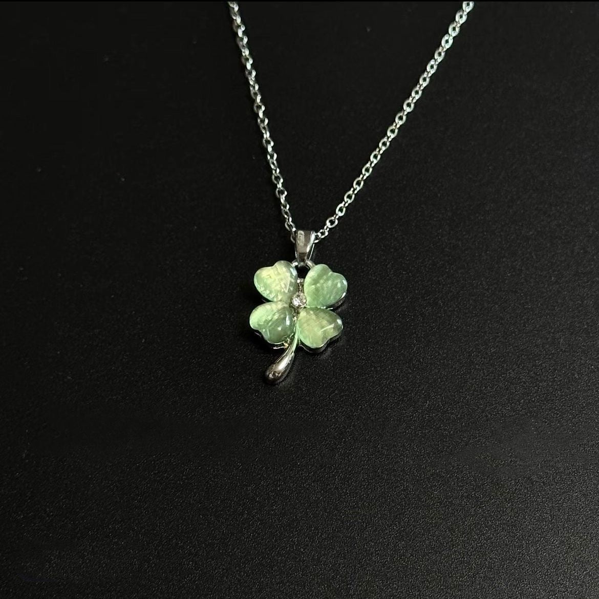 Wholesale Stylish Pink Lucky Flower Necklace Women Minimalist Clavicle Chain Fashion Jewelry Accessory Gift