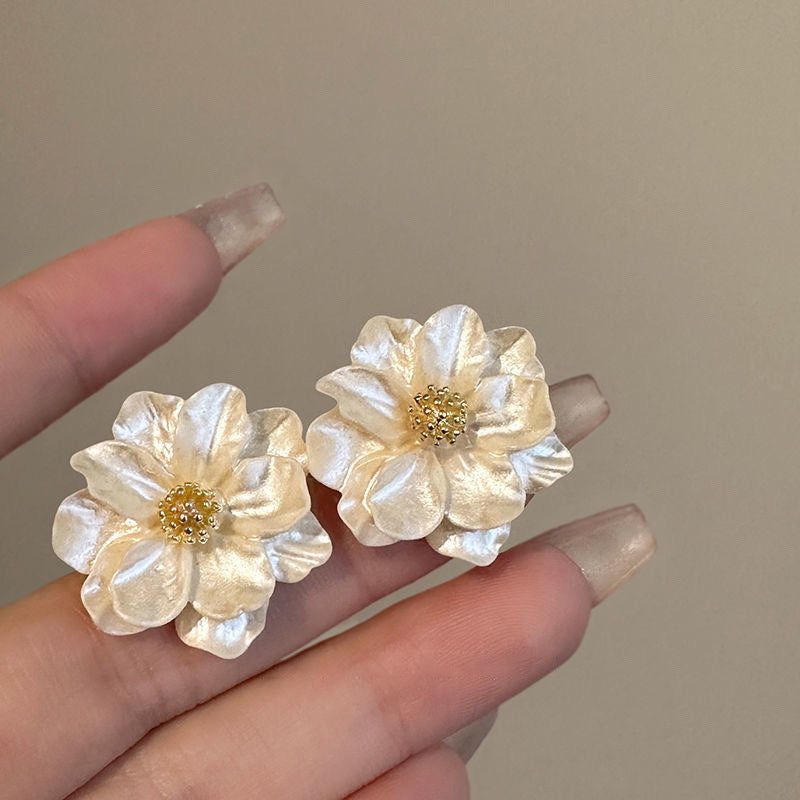 Wholesale French Vintage Camellia Flower Earrings Alloy Electroplated Jewelry Accessory
