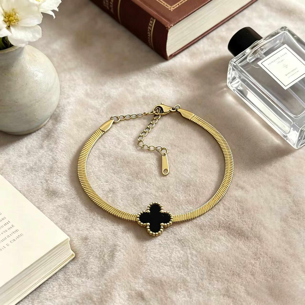 Wholesale Lucky Clover Bracelet in Titanium Steel |  Women' s Snake Bone Chain Jewelry Accessory for Everyday Wear or Gift