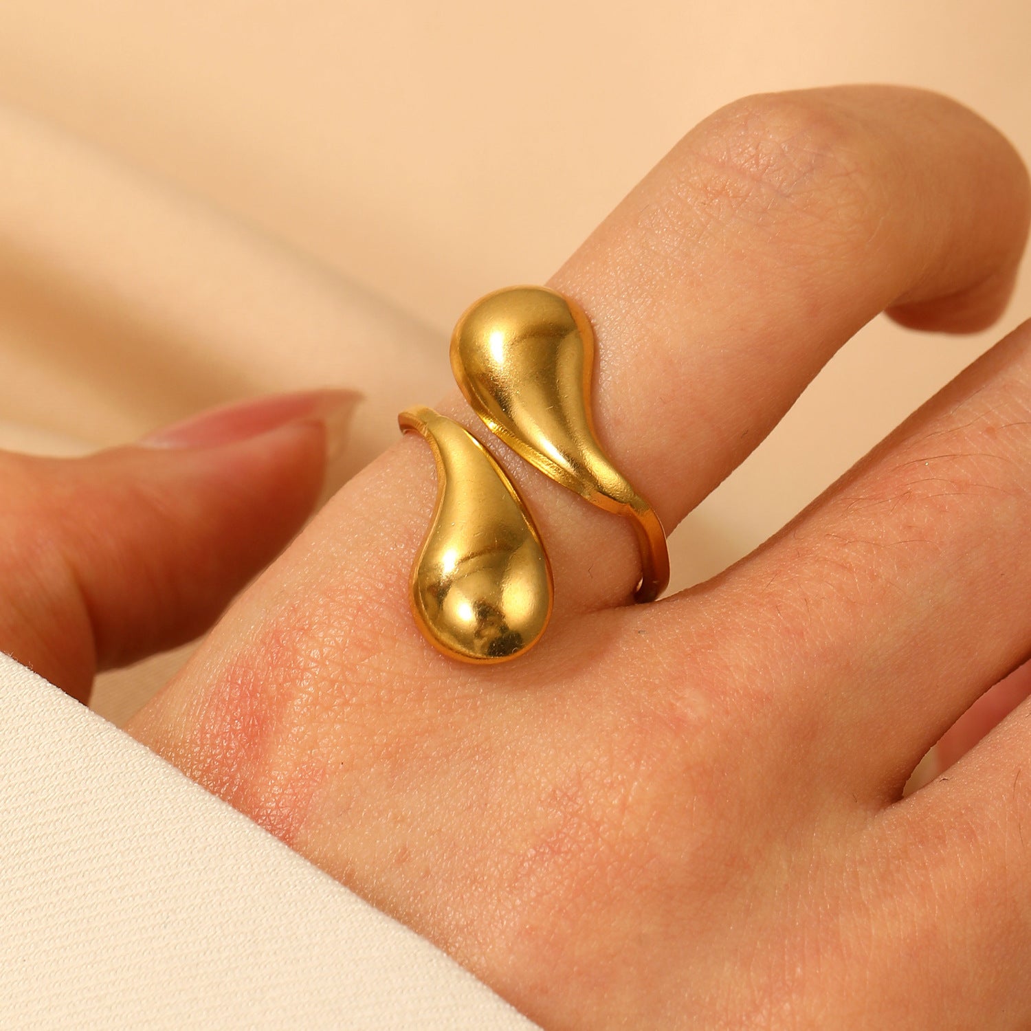 Anello in acciaio inossidabile con modello di intaglio cavo all'ingrosso