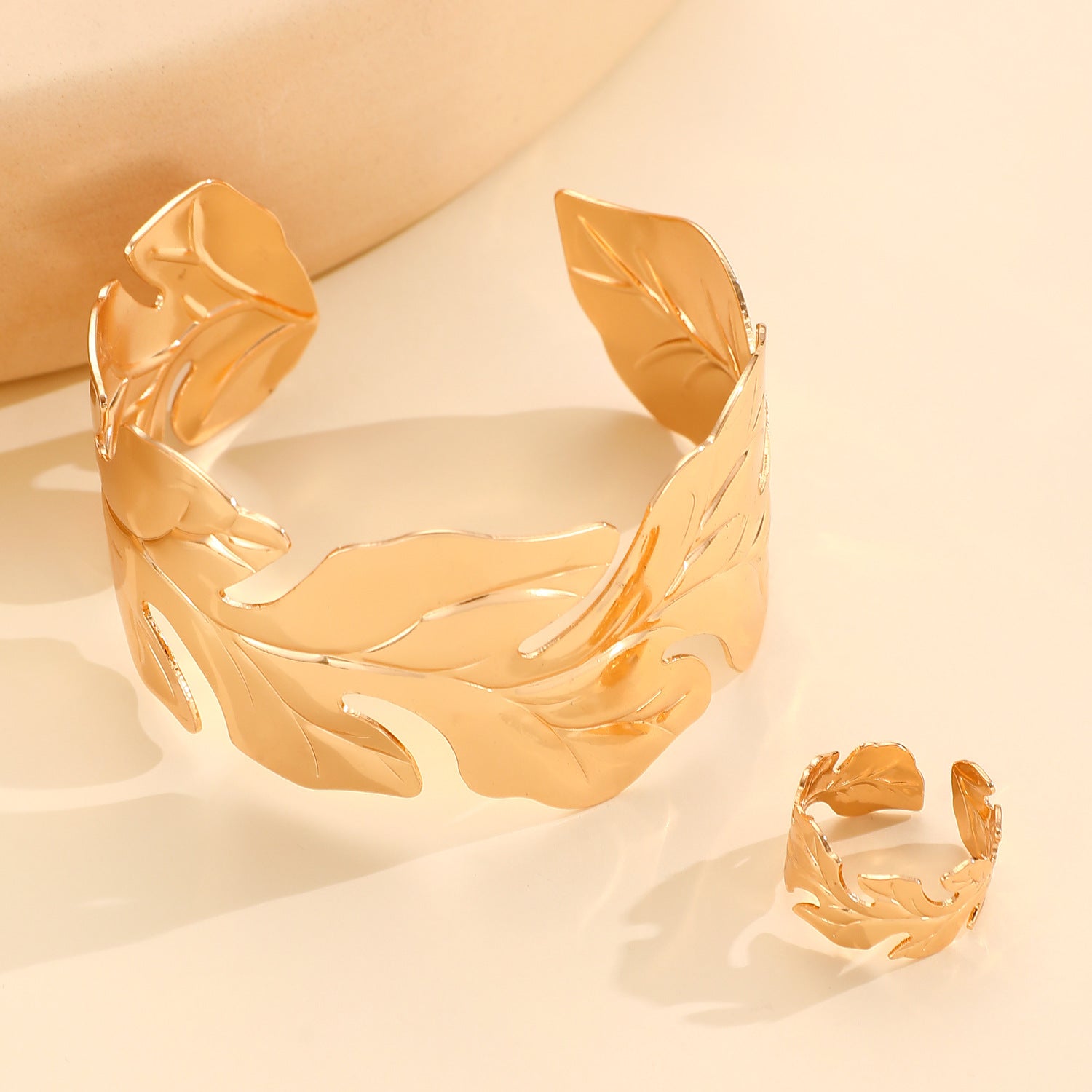 Anello braccialetto in lega a spirale pieghettata a faccia larga stile esagerato all'ingrosso