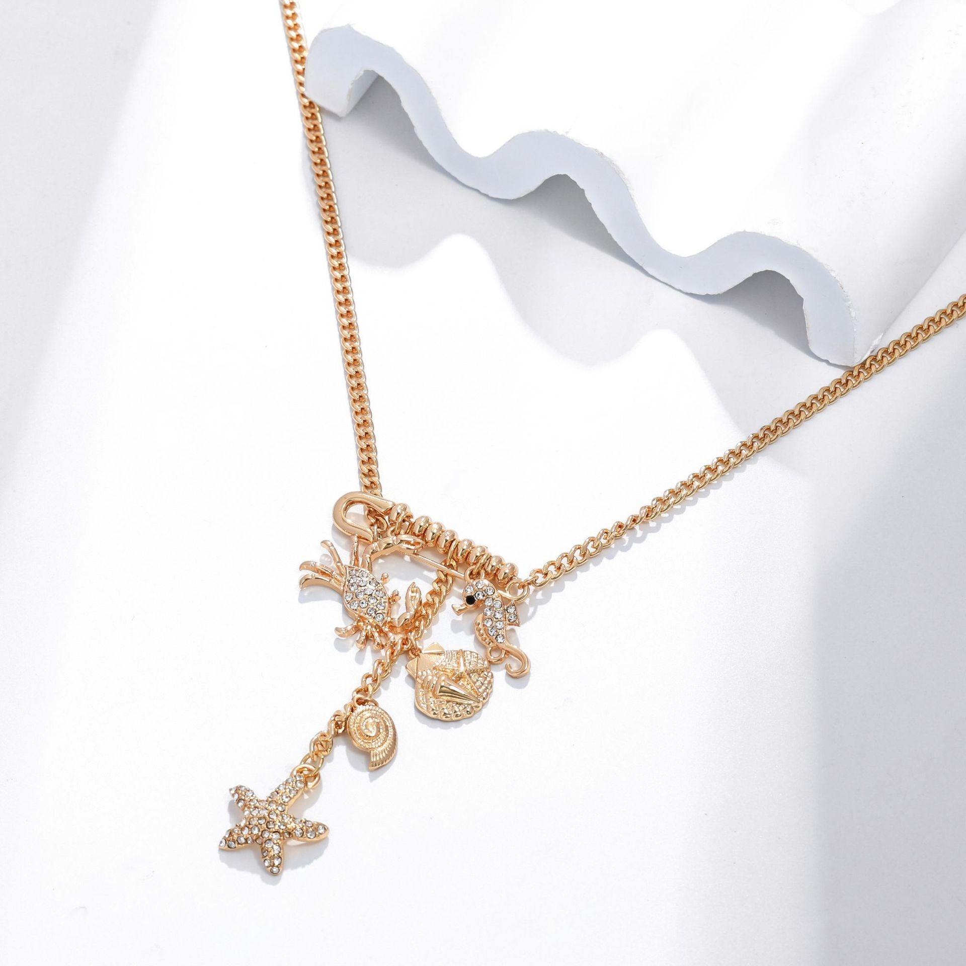 Großhandel Sommerferien Beach Seahorse Crab Conch Seestarfish Paper Clip Multi-Pendant Frauen Halskette