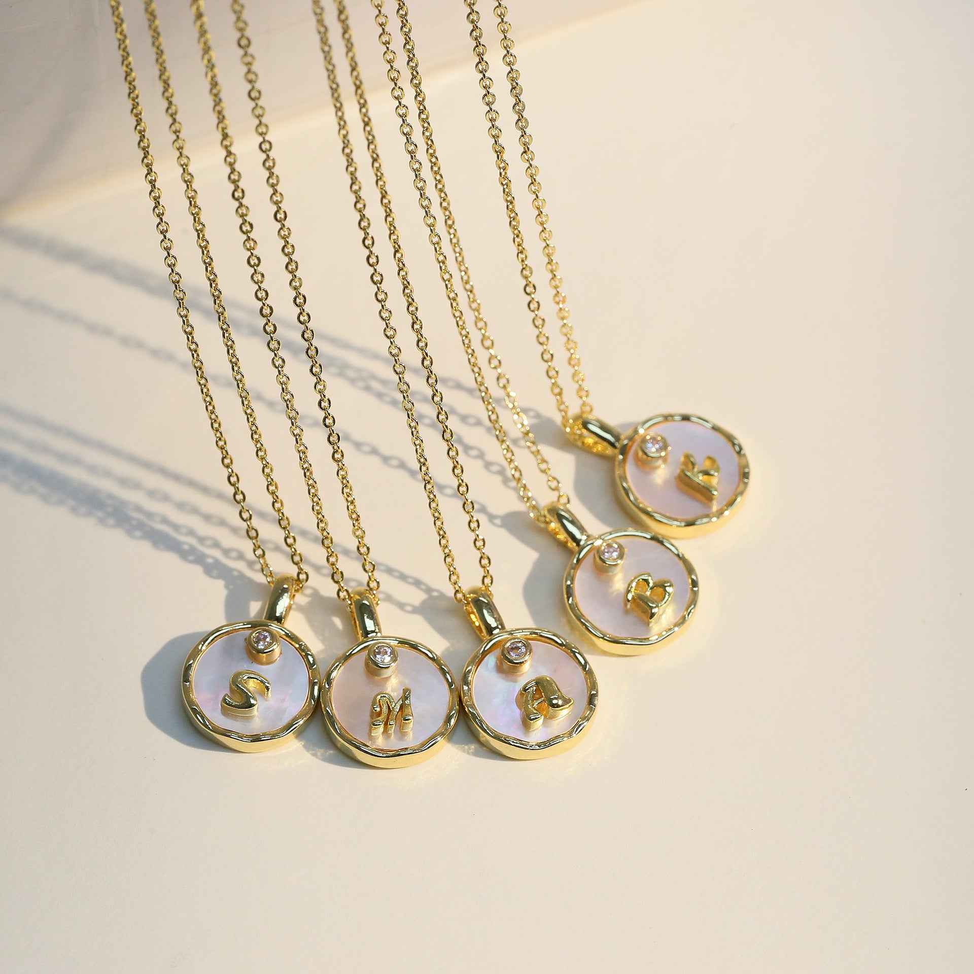 Wholesale Natural shell 26 English letters round pendant clavicle necklace