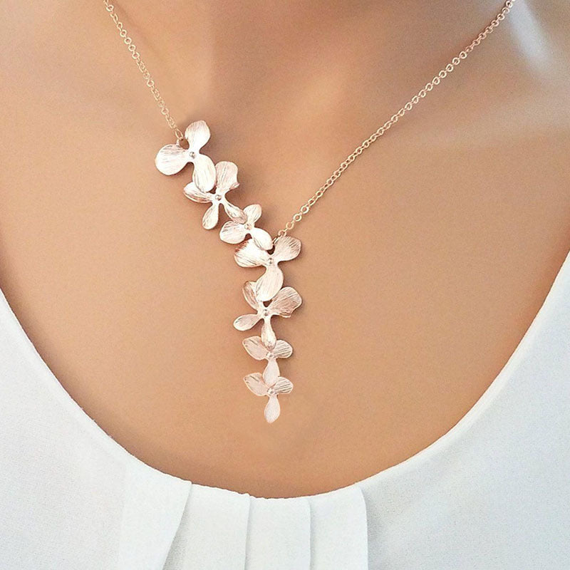 Wholesale  Matte Silver Plated Metal Petal Necklace Light Luxury Elegant Collarbone Chain