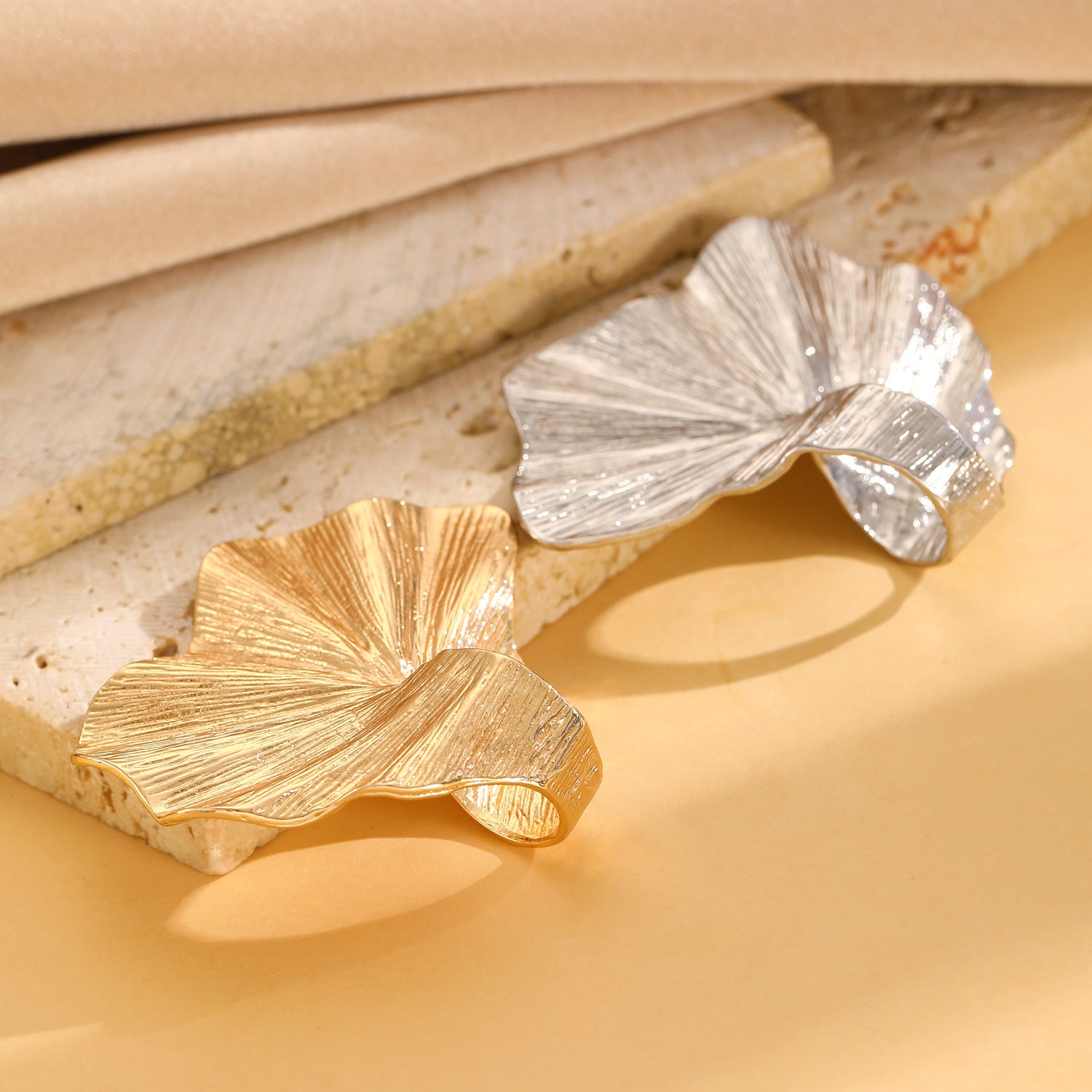 Wholesale Alloy Ginkgo Leaf  Irregular Pleated  Ring