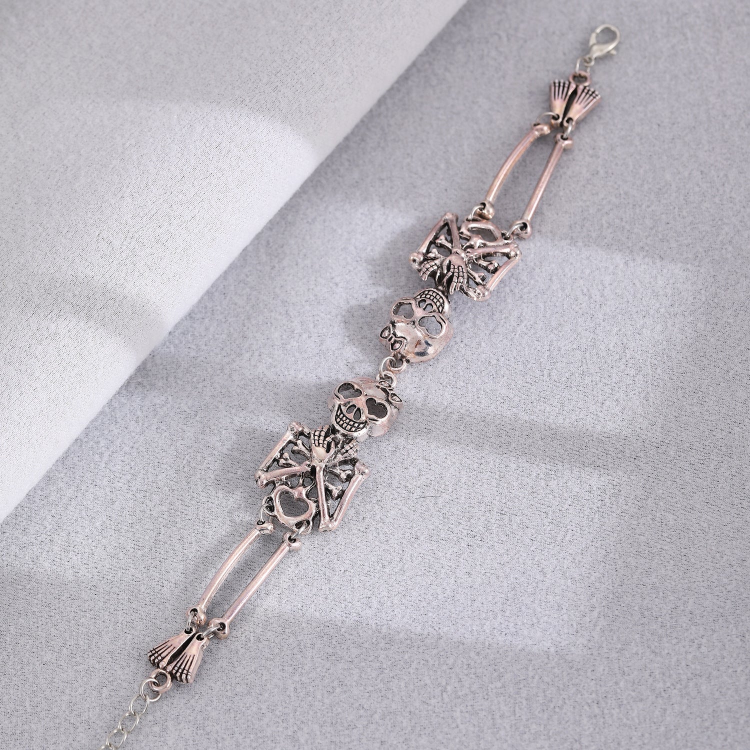 Wholesale Vintage Silver Gothic Skull Bracelet Fashion Accessory for Unisex Everyday Wear Gift