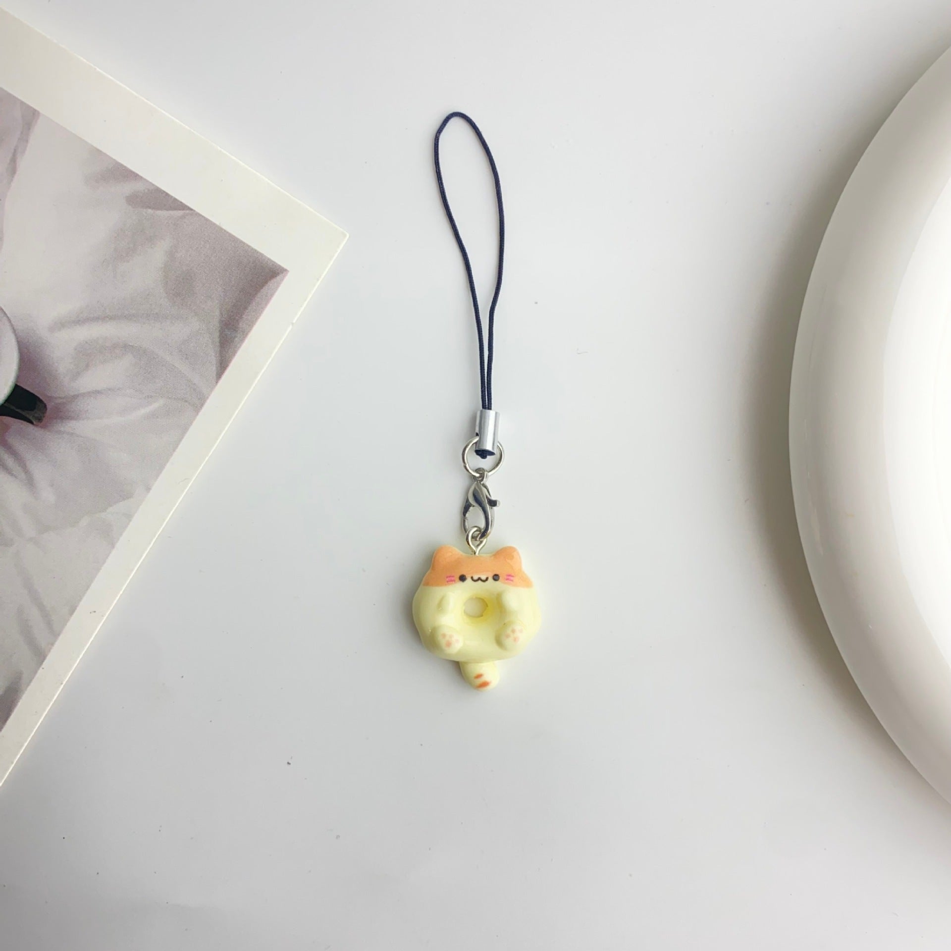 Wholesale Cute cartoon resin cat and donut keychain