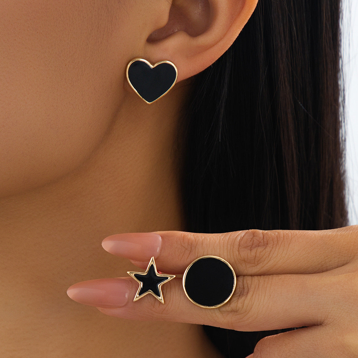 Wholesale Stylish Black Geometric Heart Earrings Alloy Electroplated Jewelry Accessory