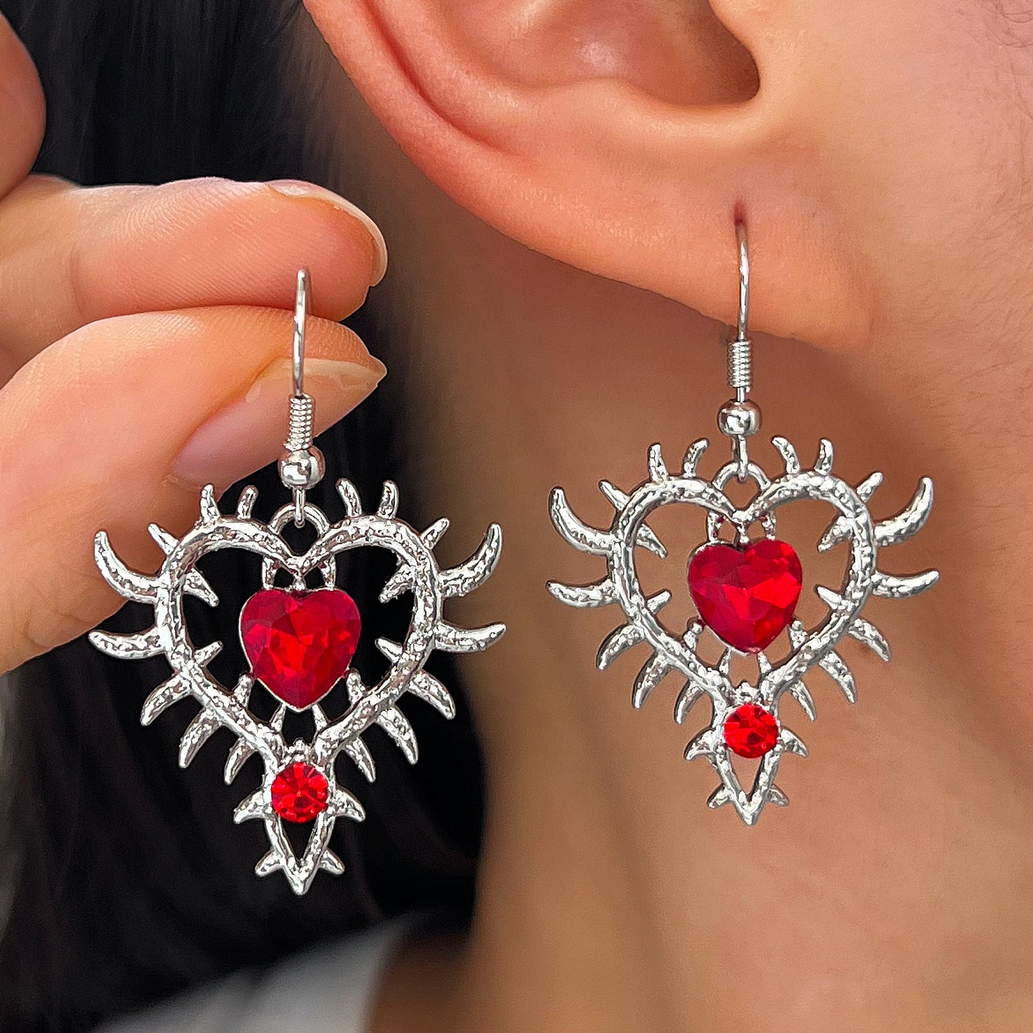 Wholesale Punk Chic Heart Rhinestone Earrings Retro Red Black Alloy Ear Hooks Sweet Cool Girl Fashion Accessory Boutique Resale