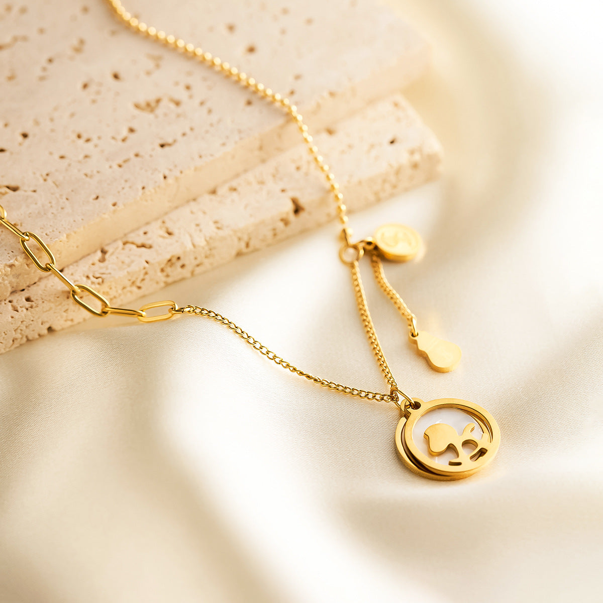 Wholesale Titanium steel non-fading white shell 18k gold necklace