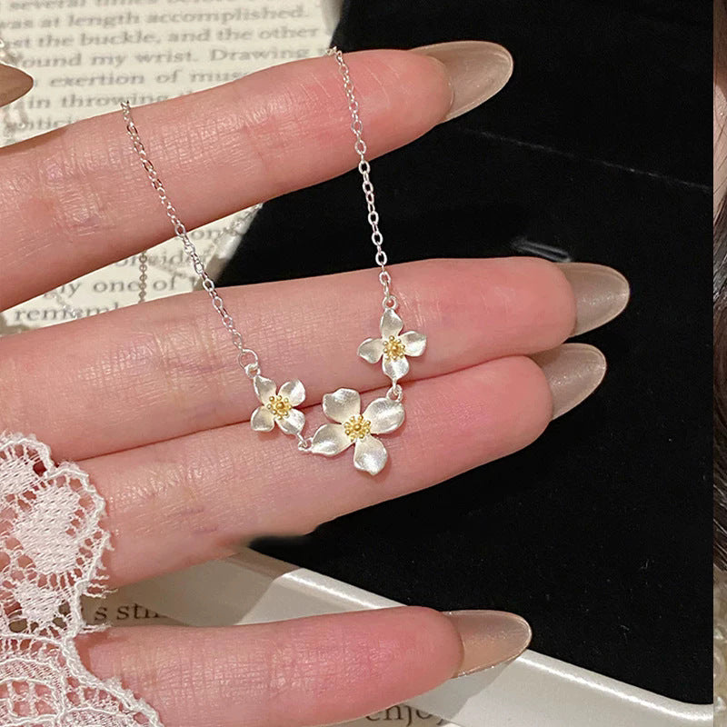 Wholesale Stylish Titanium Steel Floral Choker Necklace Silver Tone Flower Pendant Collarbone Chain For Women Trendy Jewelry Gift Boutique Resale