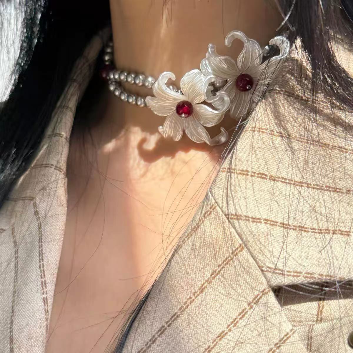 Wholesale Pearlescent Iris French Retro Pearl Flower Double-Layer Choker Necklace,  Fashion Accessory for Women
