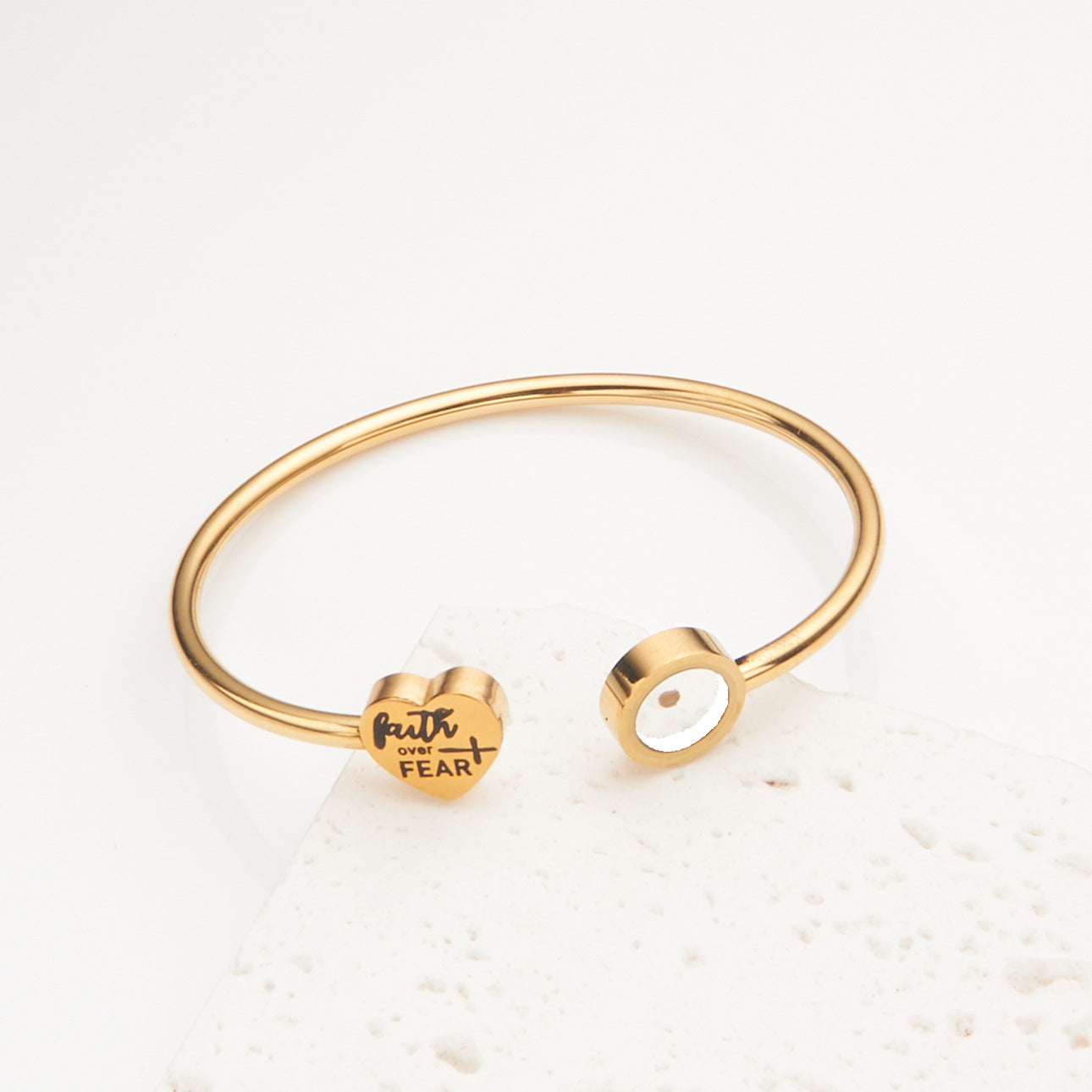 Bracciale aperto all'ingrosso in acciaio inossidabile a forma di cuore con semi di senape rotondi