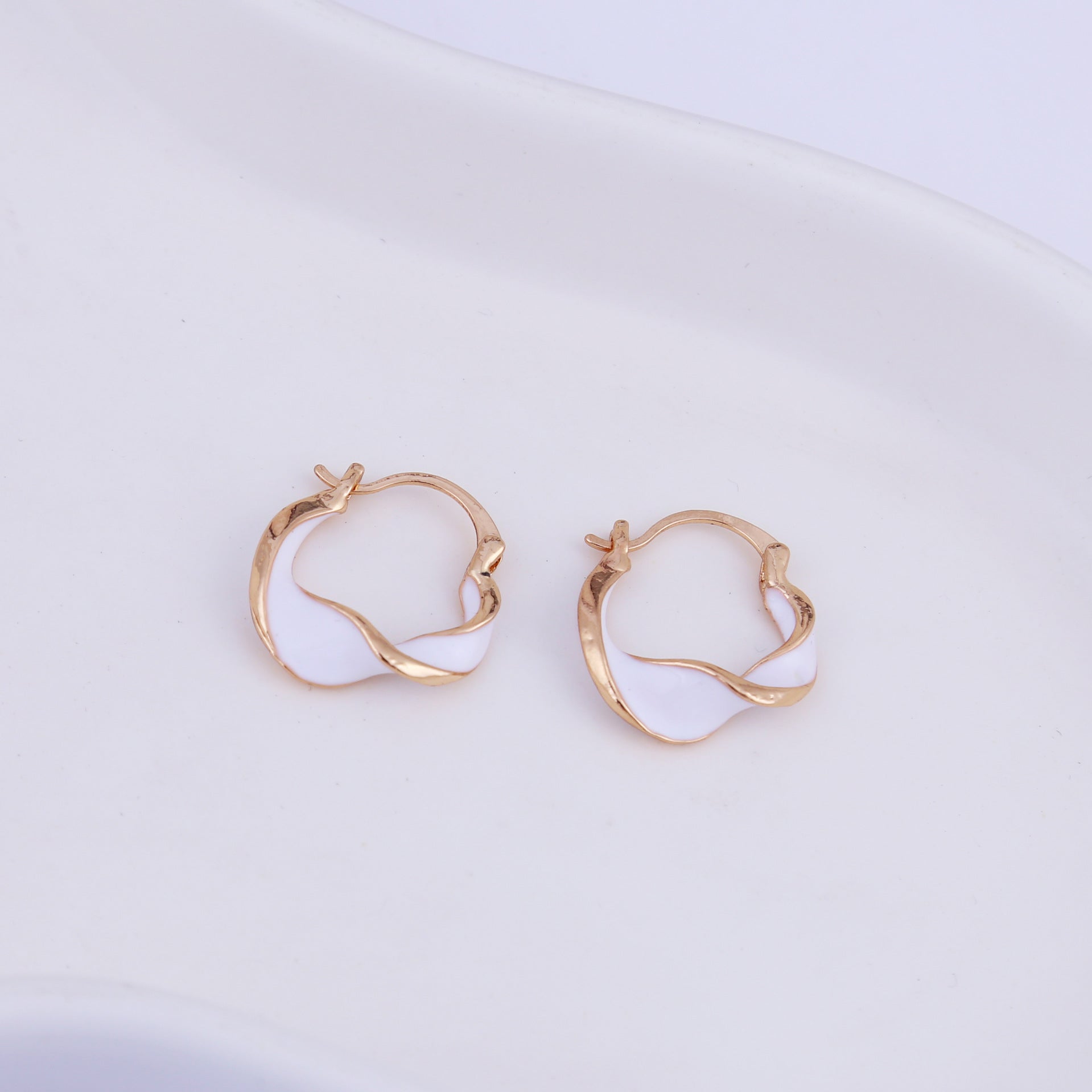 Wholesale Chic Geometric C Shape Ear Cuffs For Women Zinc Alloy Drop Oil Jewelry Accessory