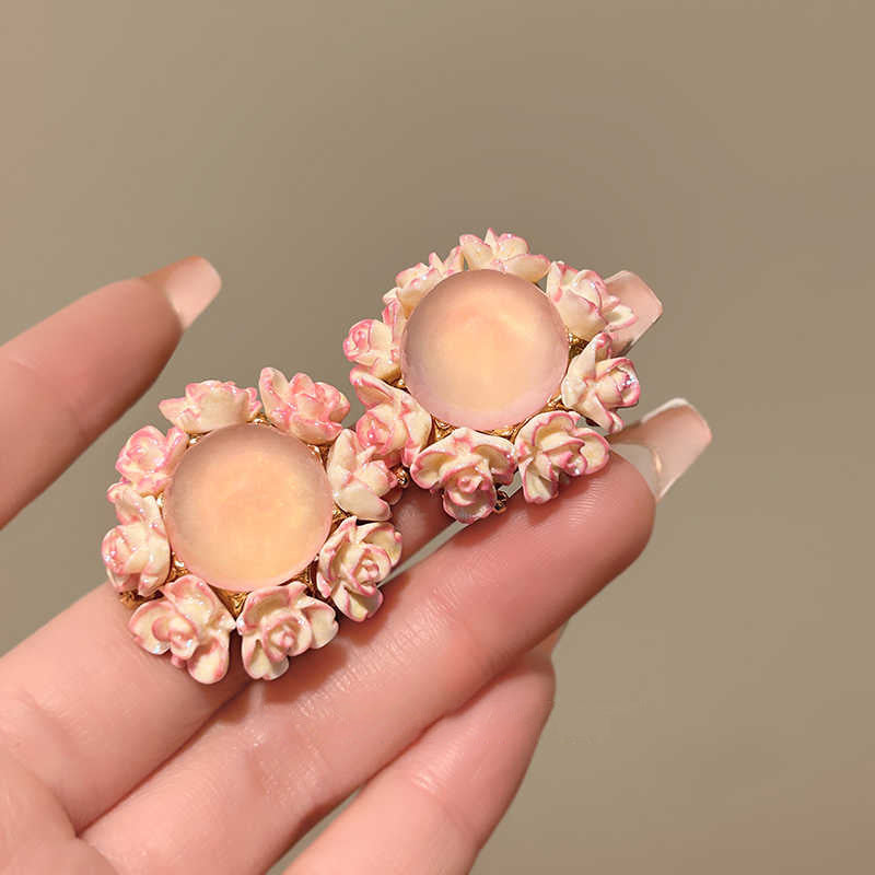 Wholesale Alloy Electroplated French Retro Flower Cat' s Eye Earrings - Chic Jewelry Accessory for Everyday Wear