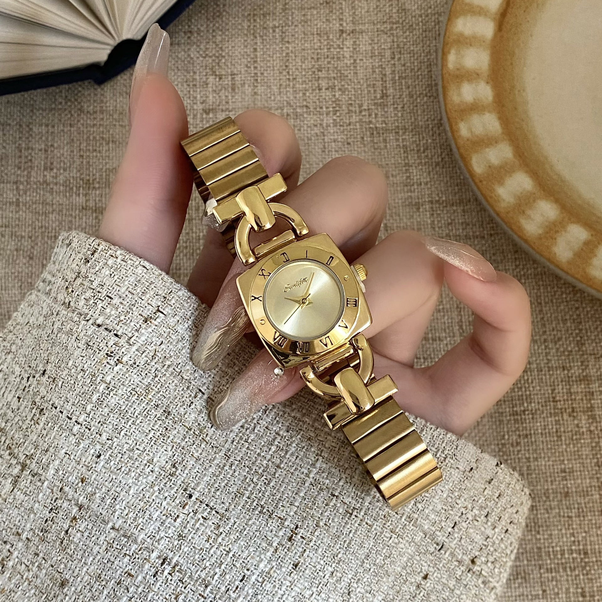 Wholesale Retro Women S Quartz Watch Trendy Vintage Style Fashion Accessory Party Gift For Boutique Resale