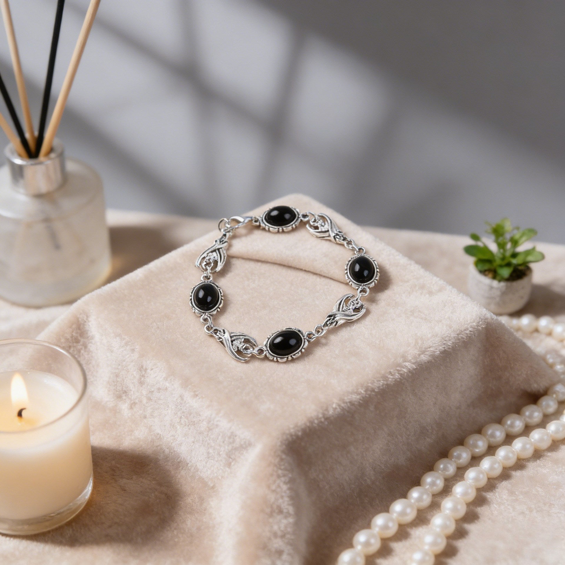 Wholesale Electroplated Zinc Alloy Ruby-Encrusted Punk Style Bracelet for Women Boutique Resale
