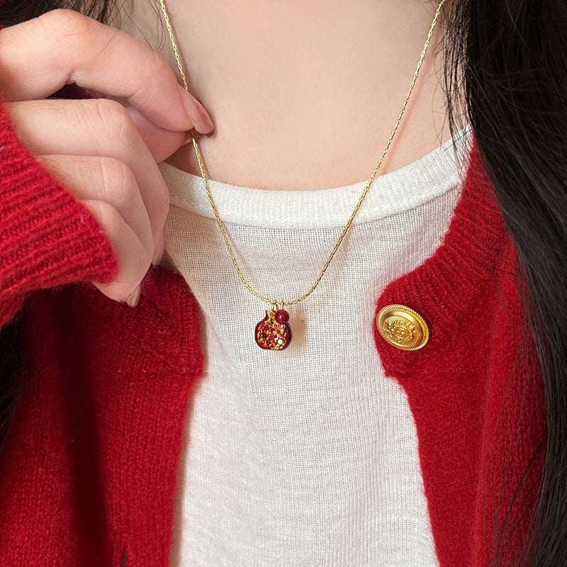 Wholesale Retro Pomegranate Collarbone Necklace Ankara Red Fall Winter Women S Design Everyday Fashion Accessory For Boutique Resale
