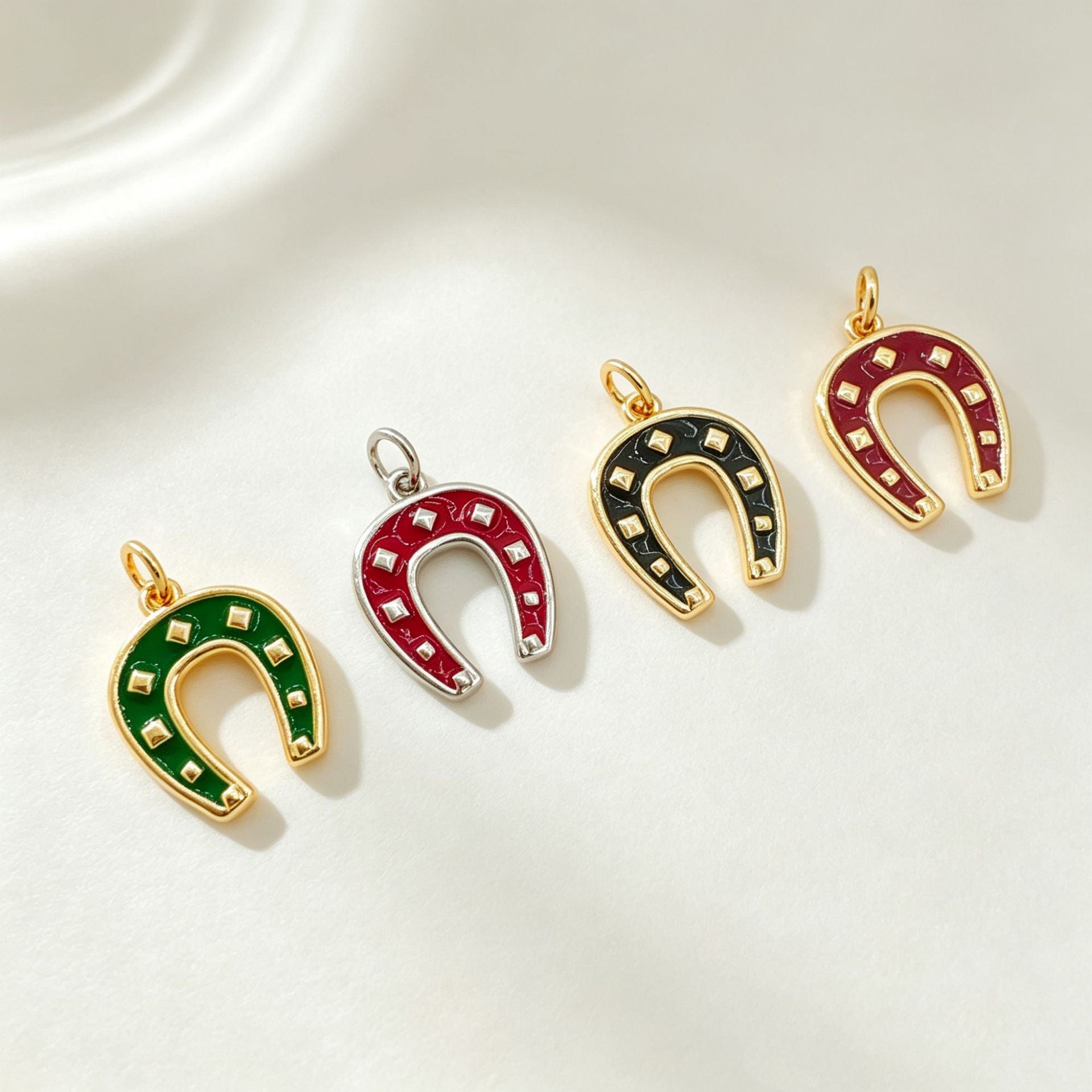 Wholesale Light Luxury Horseshoe Zircon Pendant Necklace,  Copper with 18K Gold Plating,  Jewelry Accessory