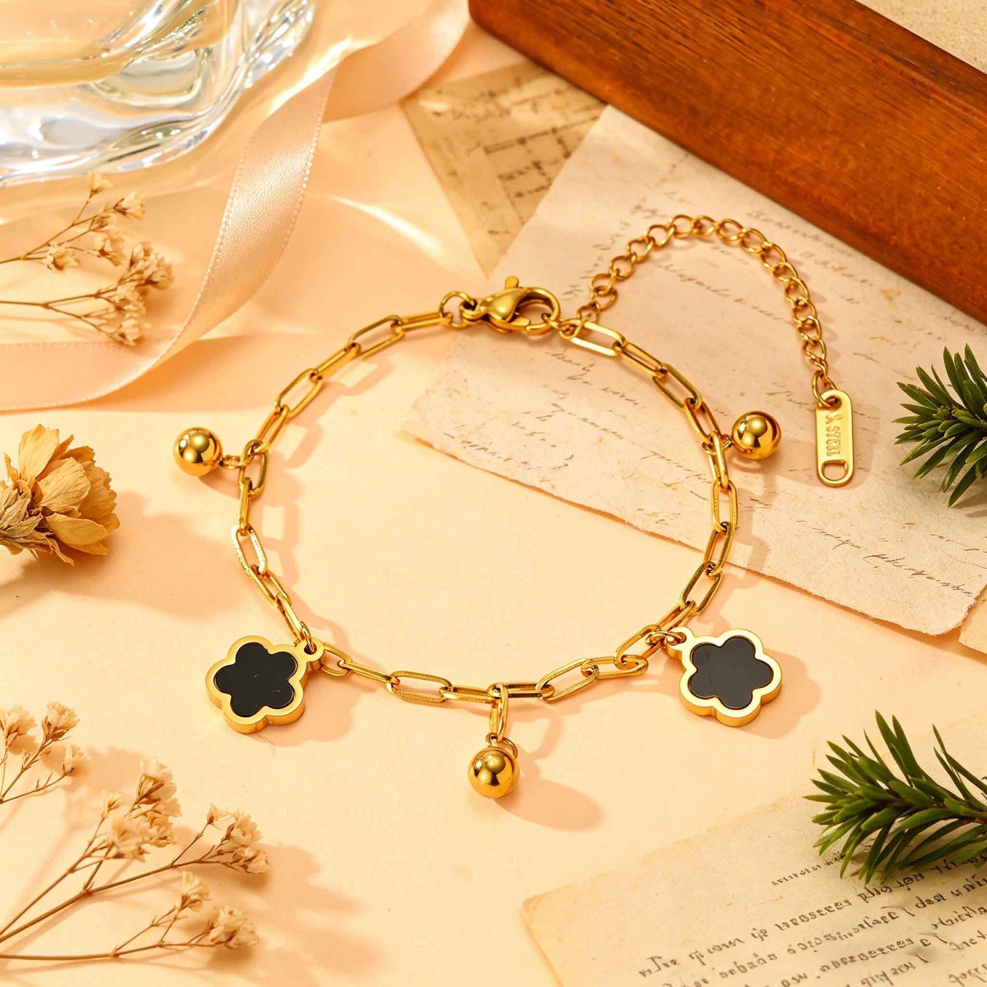 Wholesale Stainless Steel Four Leaf Clover Bracelet With White Shell Beads Gold Tone Finish Chic Jewelry Accessory For Gift And Resale