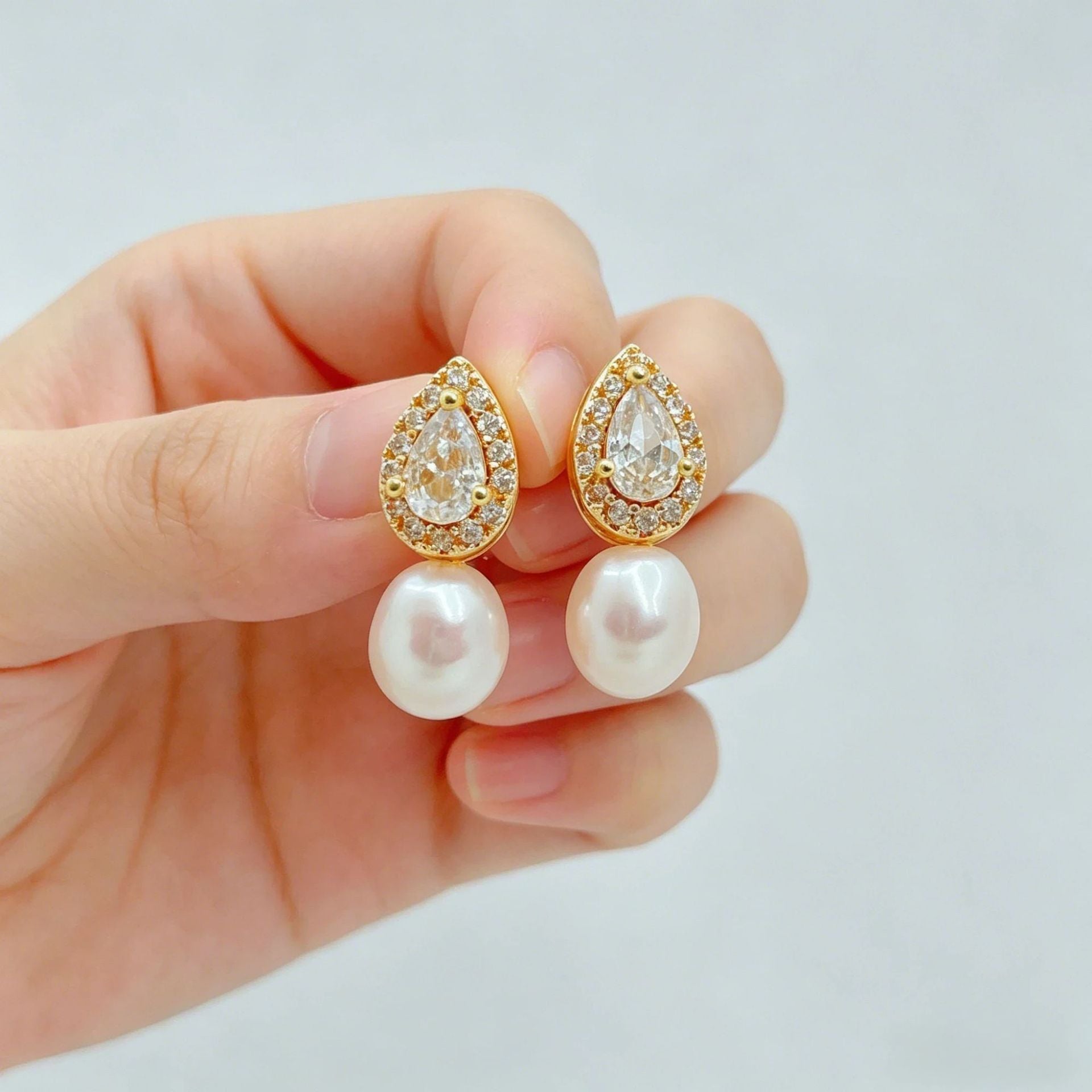 Wholesale Water Drop Earrings and Necklace Set Gold Plated Silver Needle Fashion Accessory